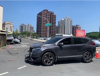 楠梓無號誌路口車禍翻覆 2車相撞幸無人傷亡