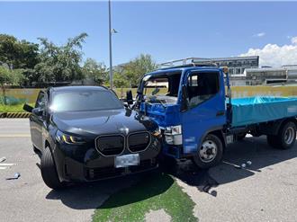 宜蘭新款BMW X3與小貨車相撞　網友惋惜「秒變舊款」