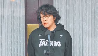 沈伯洋1比喻批藍白修法 竟喊「沒訂無保潛逃」 網：噁心