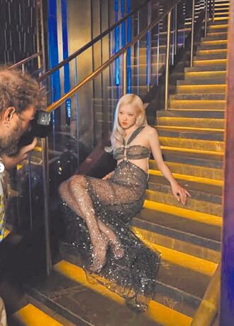 Rose唱《F1》单曲造型性感爆表