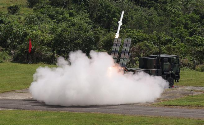首度對外公開的陸射劍二防空飛彈系統，成功攔截視距外目標，展現國軍防空作戰效能。（記者黃迪明攝）