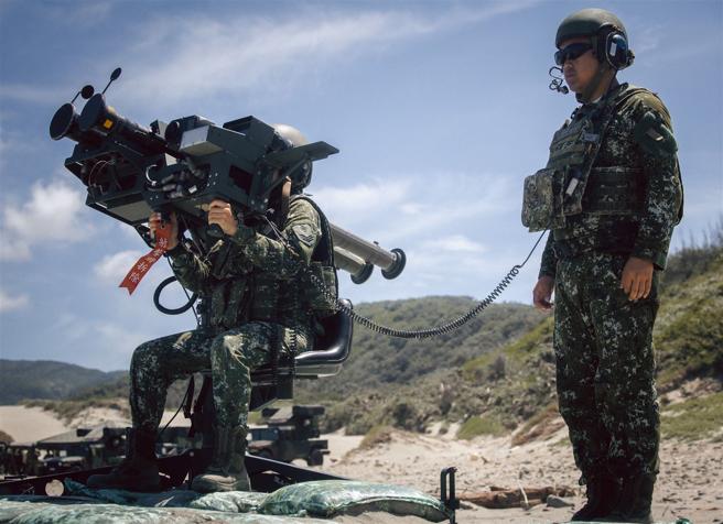 雙聯裝刺針飛彈系統射手發揮平時訓練所學，於12秒內完成射擊程序。（記者陳怡璿攝）