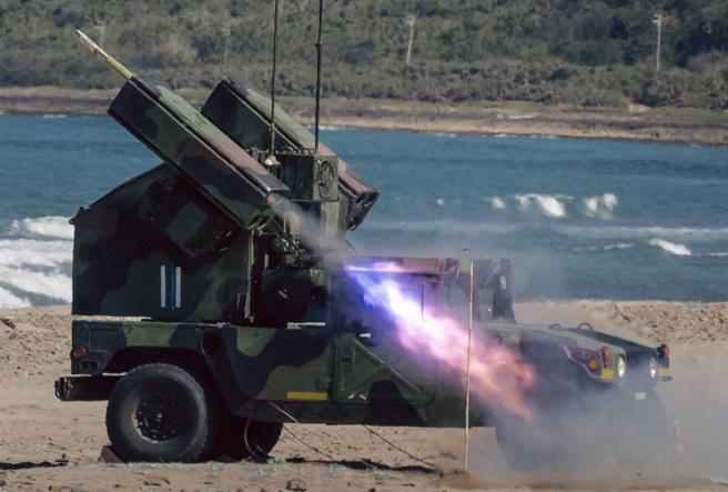 官兵實施復仇者飛彈車實彈射擊，驗證勤訓成果。（記者陳怡璿攝）