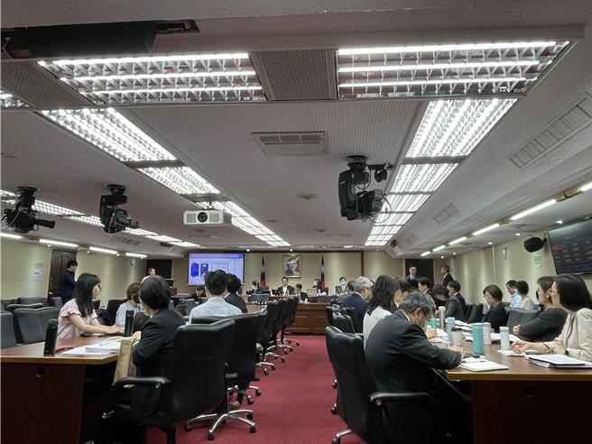 立法院社会福利及卫生环境委员会今天邀请彭启明专题报告。（蔡佩珈摄）