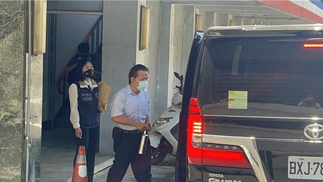 針對民進黨籍原民立委伍麗華上月至屏東地檢署按鈴申告「遭死亡連署202份」，屏東地檢署14日上午搜索國民黨屏東縣黨部，稍早檢調完成搜索，一共帶走黨部書記長蕭榮明與2名黨工共3人。（謝佳潾攝）