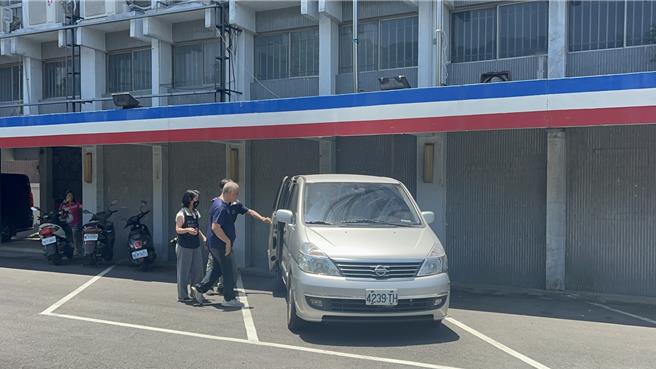 針對民進黨籍原民立委伍麗華上月至屏東地檢署按鈴申告「遭死亡連署202份」，屏東地檢署14日上午搜索國民黨屏東縣黨部，稍早檢調完成搜索，一共帶走黨部書記長蕭榮明與2名黨工共3人。（謝佳潾攝）