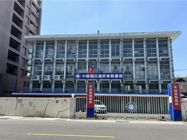 針對民進黨籍原民立委伍麗華上月至屏東地檢署按鈴申告「遭死亡連署202份」，屏東地檢署14日上午搜索國民黨屏東縣黨部，稍早檢調完成搜索，一共帶走黨部書記長蕭榮明與2名黨工共3人。（謝佳潾攝）