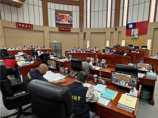 金門縣議會第8屆第5次定期會開議，金城國中九年級段考考題出現「綠茶婊」等不雅字眼，今日再成議員質詢焦點。（于家麒攝）