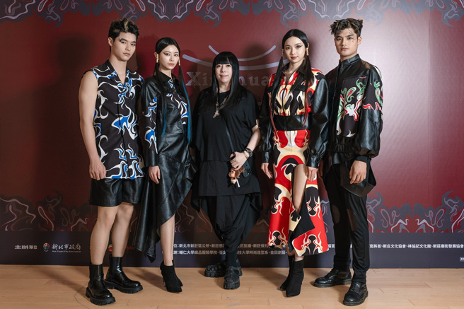 5月24日登场的「庙街潮时尚」跨界走秀，邀请「针织女王」潘怡良设计师操刀40套专属秀服。(图/新北市政府文化局)