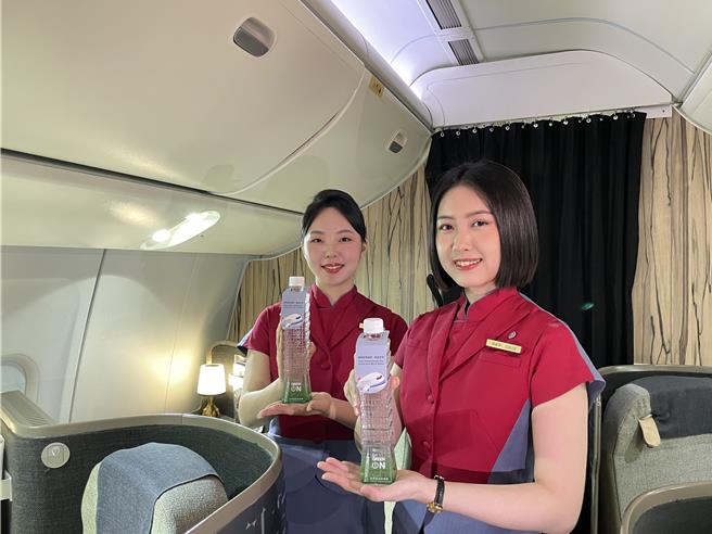 華航往返北美航線的豪華商務艙，限定供應 6，000 瓶的「台北 101 好水」。（華航提供）