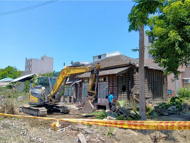 云林县北港镇北辰国小日式校长宿舍閒置20余年，沦为垃圾丢置点，14日展开修復，预计2026年底前恢復原貌。（张朝欣摄）