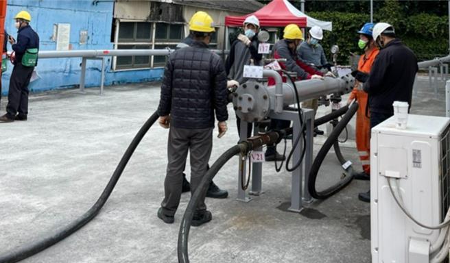 中油4年前即導入AI，陸續應用在製程改善、設備故障預知、智慧工安、環境保護及營運管理上，統計共省下數十億效益。圖為開發出以AI定位系統進行地下長途管線測漏偵測，2分鐘即有答案，比過去節省數小時。(中油提供)