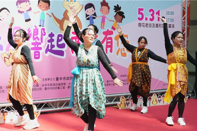 台中「南屯穿木屐躜鲮鲤」踩街嘉年华活动将于31日热闹登场，南屯公所14日举行宣传活动。（图／台中市府）