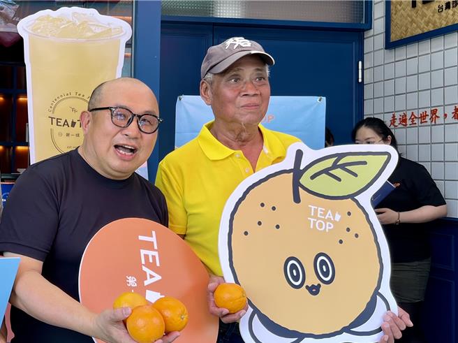 茶飲業者楊國珍向周姓果農等人採購20噸中寮柳橙，穩定果農銷路。（楊靜茹攝）