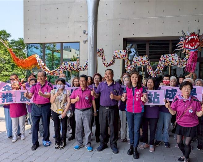 桃园市中坜区龙东社区发展协会参与「伯公照护站」迈入第3年，据点长辈融入社区，享受在地老化，学习并体验各种活动。（廖姮玥摄）