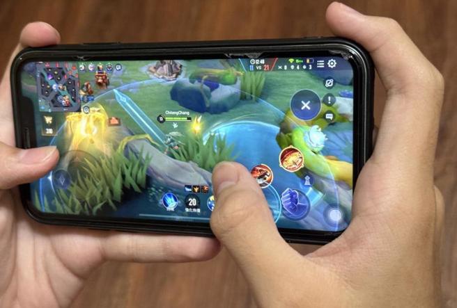 學生沉迷手機不外乎玩手遊、社交媒體等，往往一滑就是好幾個小時。（本報資料照片）