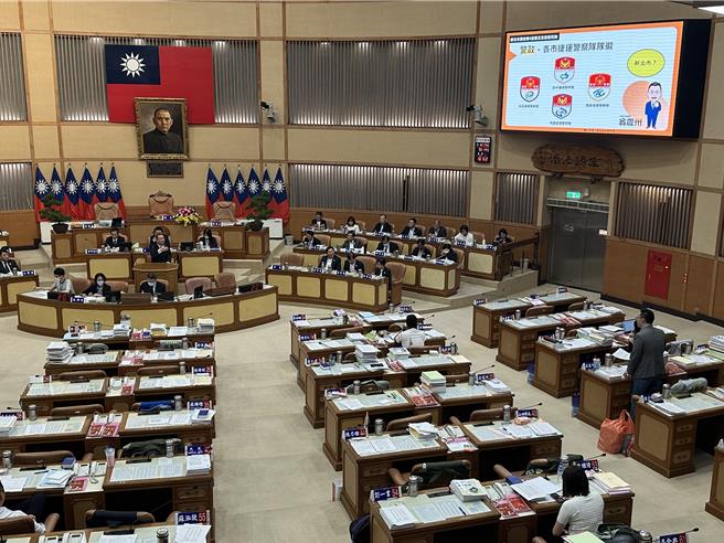 新北市议员翁震州14日于议会询问警察局长廖训诚「何时成立捷警队？」廖则答覆，新北捷警队厅舍现正在整修，预计今年9月完工。（高钧麟摄）