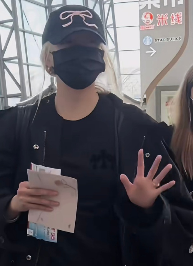 关晓彤「无名指戴戒指」现身机场被拍，感情状态掀起热议。（图／翻摄自微博）