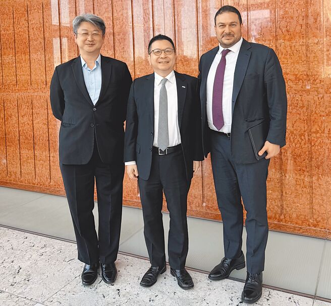 证交所董事长林修铭（中）与J.P. Morgan代表会后合影。图／证交所提供