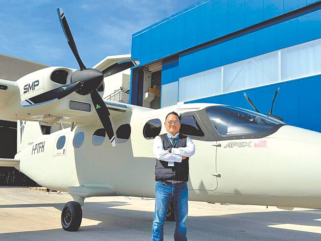 安捷航空引进第3架P2012，董事长高健佑今（2025）年稍早赴义大利原厂办理交机事宜。图／安捷航空提供