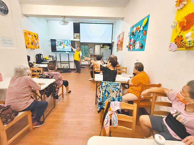 新北市政府持续透过「路老师」、道安推广员与道安守护员，宣导高龄者建立正确道安观念。（新北市社会局提供／高钧麟新北传真）