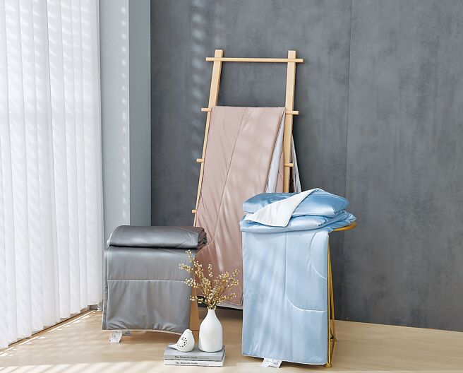 宏匯廣場寢室物語冰絲涼感夏被，原價8000元，特價1980元。（宏匯廣場提供）