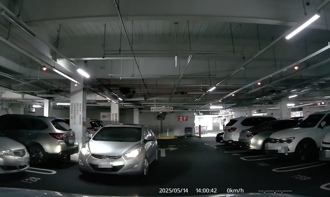 賣場停車場遇「逆向車」！他一招堵去路逼退讓 兩派網友吵翻