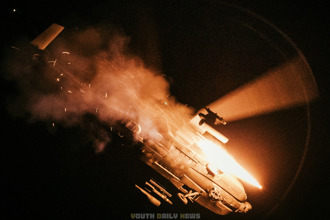 震撼畫面曝！眼鏡蛇直升機夜射響尾蛇飛彈  劃破九棚大沙漠夜空