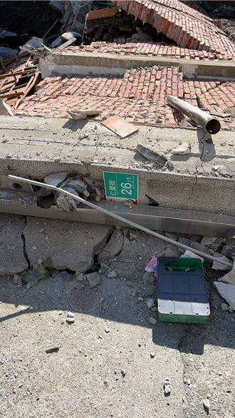 工地基地下挖不到2公尺 瞎毀！隔壁透天厝瞬間倒塌