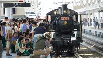 台中車站歡慶120歲生日 CK124蒸汽火車頭進站吸睛