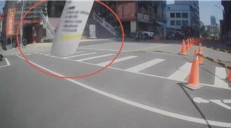 驚險！騎士經過施工大樓突遭「異物襲擊」 工務局介入調查