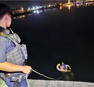 愛犬掉進愛河裡！男子下水救「無力上岸」 友人急報案
