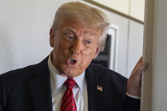 川普讚「好友黃仁勳來了」掌握99％晶片市場 點名庫克缺席