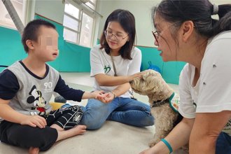 「毛」老師來上課！狗狗進入早療中心陪慢飛天使找回笑容