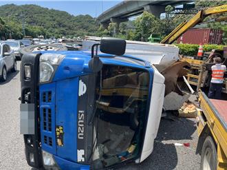國道1號林口段5車連環撞　小貨車翻覆幸無人傷