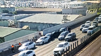 國3烏日連環撞！小貨車疑恍神釀6車追撞　1人送醫