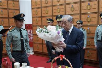 李棟樑第35度慰訪五指山軍墓管理組  緬懷先烈犒慰官兵