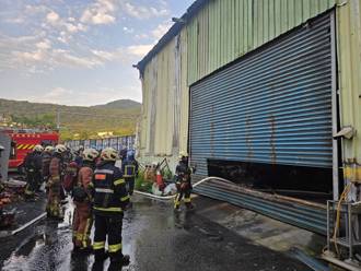 八里废弃工厂大火！ 浓烟窜天全面燃烧