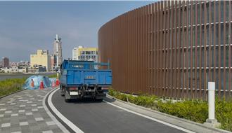 施工無管制？貨車竟開上高雄車站天棚 鐵道局：即刻改善