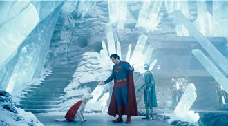 《超人》新預告升空痛扁怪獸 萌寵「超狗」飛奔救場