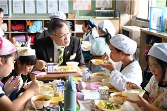 台灣鳳梨再登日本校園 92校共33萬學童品嚐好滋味