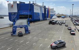 汽車海運新尖兵 陸最大光伏能源＋LNG雙燃料汽車運輸船首航