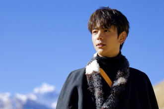 藏族少年丁真惹怒曾志伟！「演技」全网笑翻：拜托回去放羊