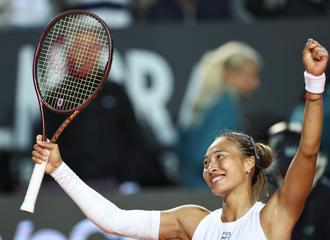 網球》鄭欽文生涯首勝薩巴倫卡 獎金814萬排名升至全球第8