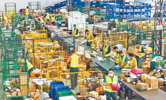 陸暫停17美企管制 美再降陸包裹關稅