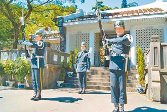 兩蔣陵寢正名威權化