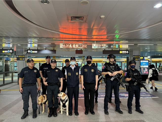 新北捷运警察整合侦爆犬、霹雳小组及刑事侦查人员，打造多层次维安防护网。（警方提供）