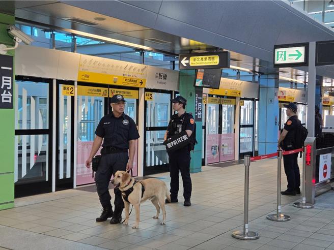 新北警在捷运站体及列车规画多层次防护巡逻安检。（警方提供）