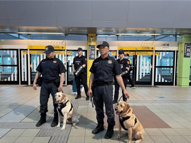 新北警在捷运站体及列车规画多层次防护巡逻安检。（警方提供）