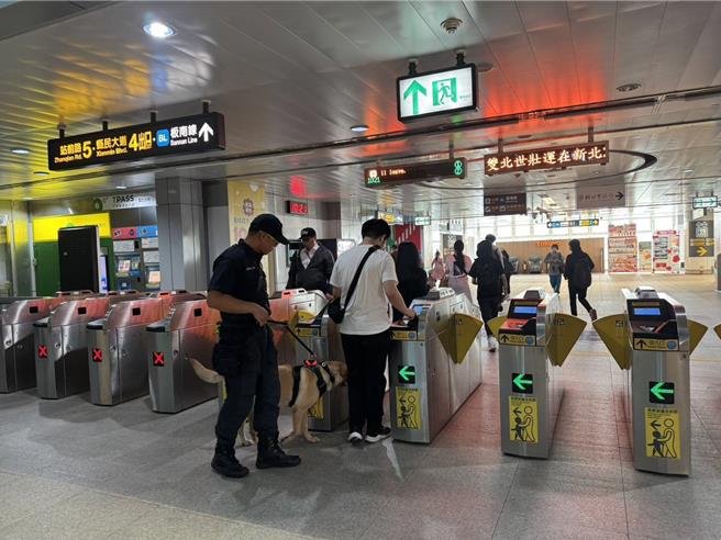新北警在捷运站体及列车规画多层次防护巡逻安检。（警方提供）